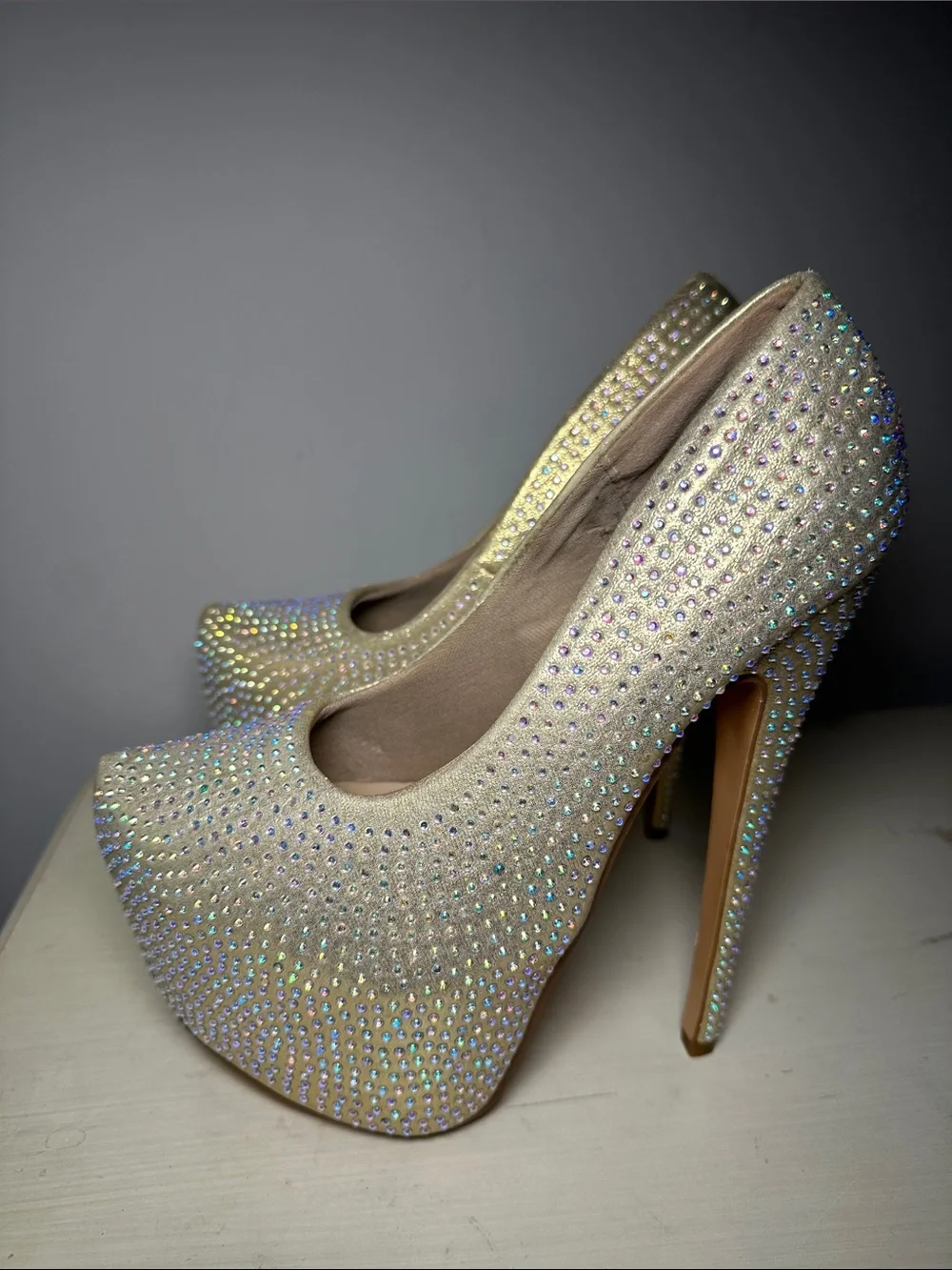 Delicacy sparkling gold